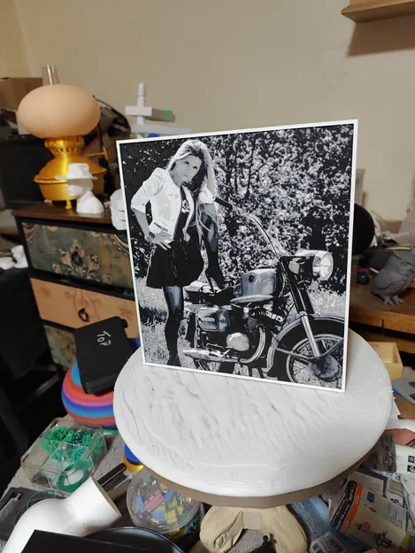 Tranh nghệ thuật 3D cô gái bên xe mô tô - Tác phẩm HueForge ấn tượng - Image 2