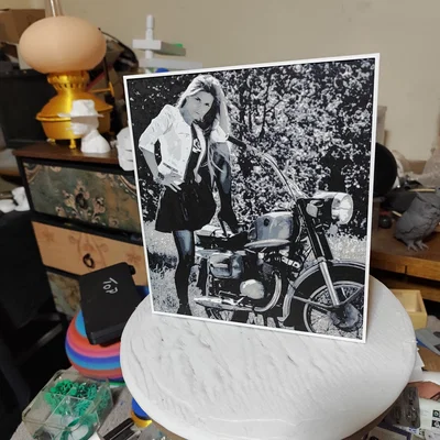 Tranh nghệ thuật 3D cô gái bên xe mô tô - Tác phẩm HueForge ấn tượng