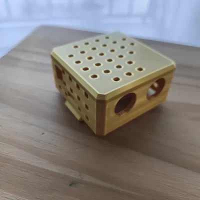 OTTO với khung lưới và phụ kiện đi kèm