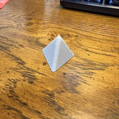 Hình tam giác kê mô hình (dùng để làm mịn bằng hơi hoặc sơn)