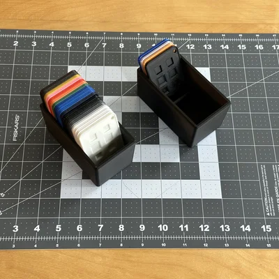 Thẻ mẫu nhựa (Filament Sample Chip) và Hộp đựng