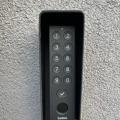 Mái che bảo vệ Tedee Keypad Pro chống nắng mưa hiệu quả