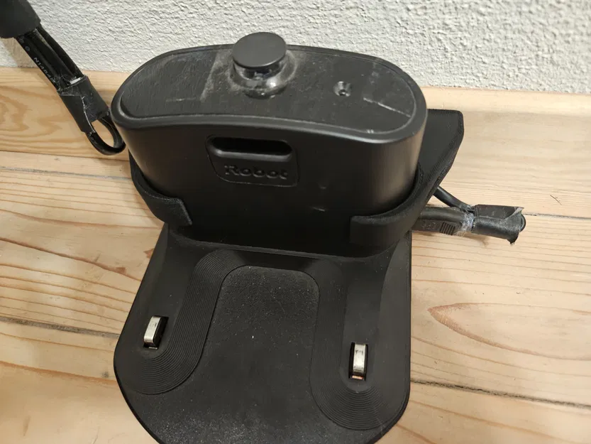 Giá treo tường cho đế sạc robot iRobot gọn gàng - Image 1