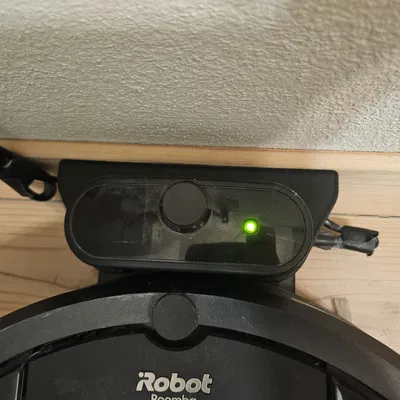 Giá treo tường cho đế sạc robot iRobot gọn gàng