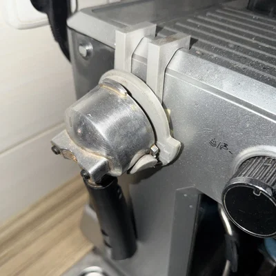 Giá treo tay cầm máy pha cà phê Hyundai EM 7301 tiện lợi