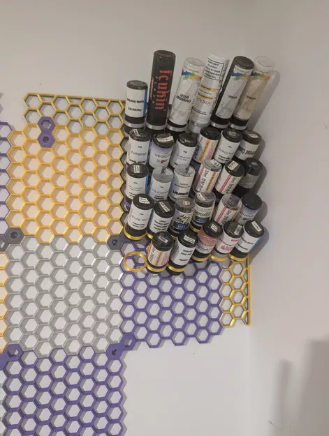 Giá treo chai tinh chất gắn tường Honeycomb tiện lợi - Image 1