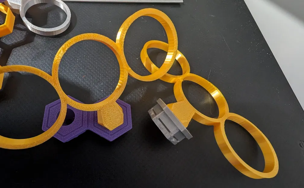 Giá treo chai tinh chất gắn tường Honeycomb tiện lợi - Image 2