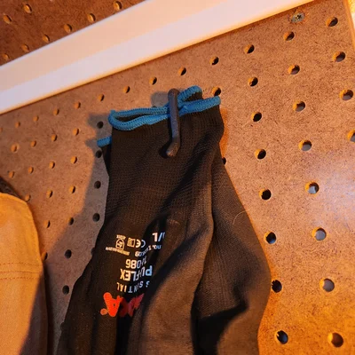Móc treo bảng Pegboard cho găng tay, mũ len và phụ kiện cá nhân