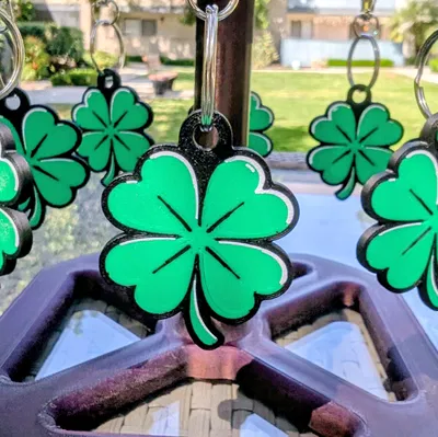 Móc khóa cỏ bốn lá may mắn cho ngày lễ Thánh Patrick