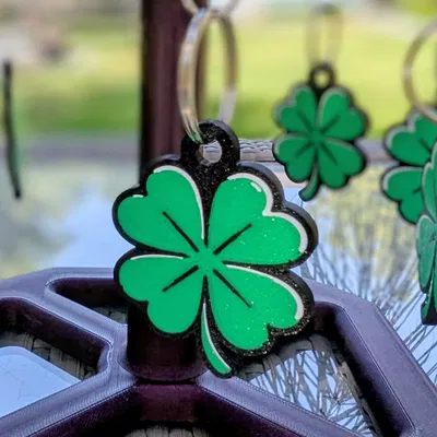 Móc khóa cỏ bốn lá may mắn cho ngày lễ Thánh Patrick