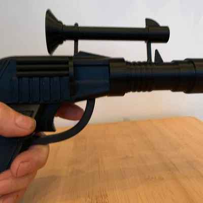 Súng lục tiêu chuẩn United Galaxy từ series phim truyền hình "Quark" năm 1977