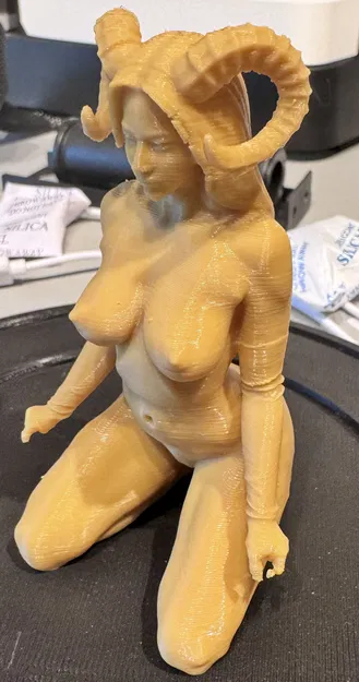 Tượng Nữ Quỷ Có Sừng (Horned Demoness Sculpture) - Image 2