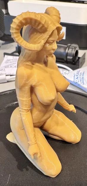 Tượng Nữ Quỷ Có Sừng (Horned Demoness Sculpture) - Image 3