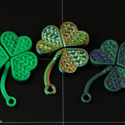 Móc khóa cỏ bốn lá đan linh hoạt