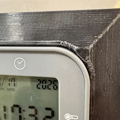 Giá treo đồng hồ báo thức gắn tường tiện lợi và linh hoạt