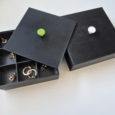 Hộp đựng trang sức nhỏ với các ngăn chứa lớn hơn