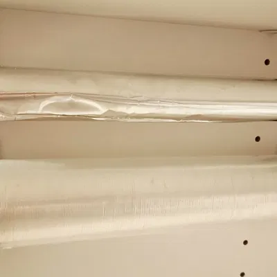 Giá đỡ 3D tiện lợi cho cuộn màng bọc thực phẩm và giấy bạc