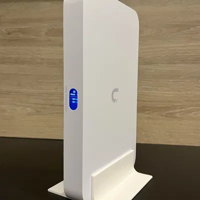 Chân đế dựng đứng cho UniFi Compact Cloud Gateway