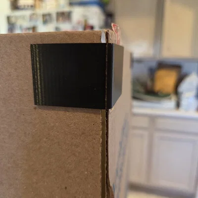 Kẹp góc cố định nắp thùng carton 2.5mm in 3D tiện lợi