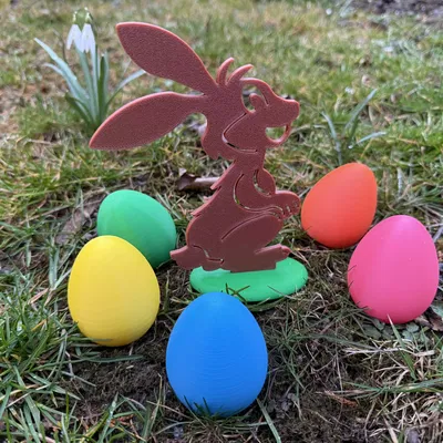 Chú thỏ Phục sinh trên bệ đứng