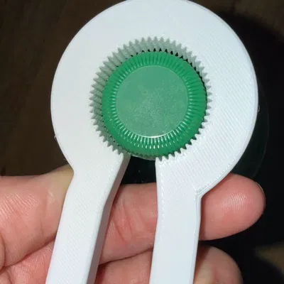 Dụng cụ mở nắp chai PET công thái học – Cầm nắm dễ dàng