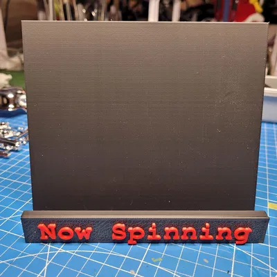 Giá đỡ đĩa than Vinyl Record Stand kèm bảng tên trang trí