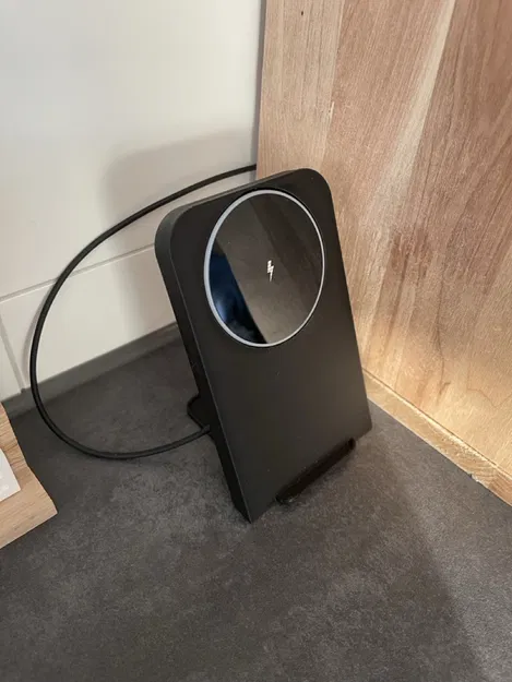 Đế giữ iPhone tối giản tích hợp khe cắm sạc MagSafe - Image 1