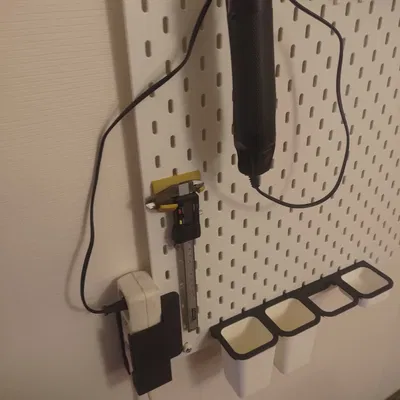 Giá đỡ ổ cắm điện gắn cạnh bảng Skadis