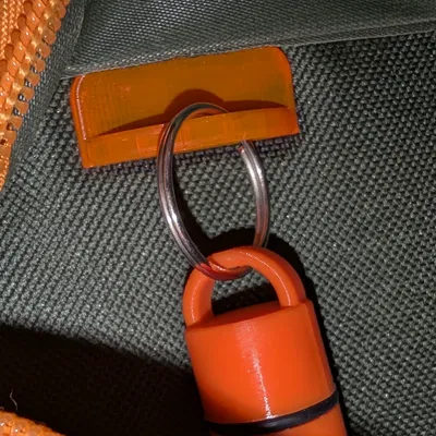 Khoen nhựa dùng để dán bên trong ba lô hoặc túi xách