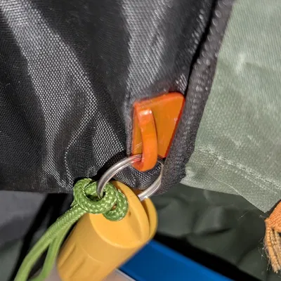 Khoen nhựa dùng để dán bên trong ba lô hoặc túi xách