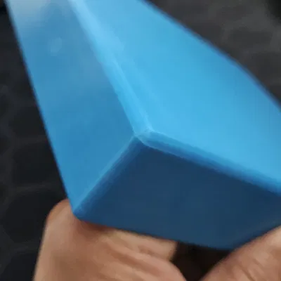 Khay đựng đồ bệ tì tay Ford Maverick với các góc bo tròn