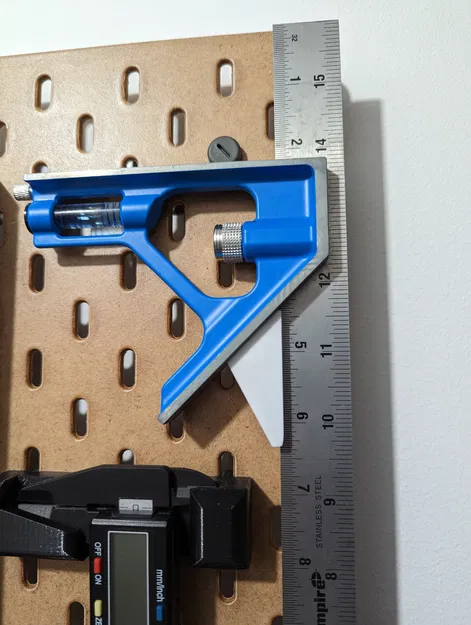 Giá treo thước vuông (Combination Square) gọn gàng cho bảng SKADIS - Image 1