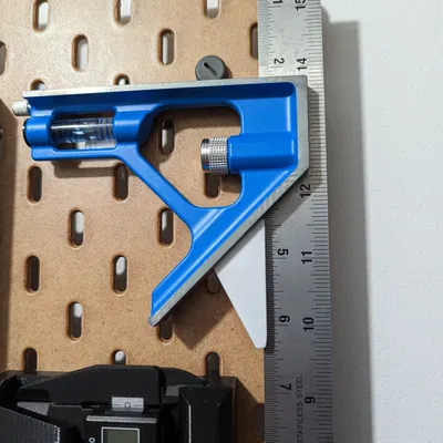 Giá treo thước vuông (Combination Square) gọn gàng cho bảng SKADIS