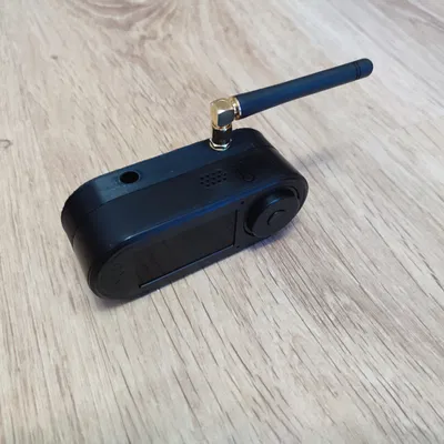 Vỏ sau LilyGo T-Embed CC1101 có ăng-ten ngoài và công tắc nguồn