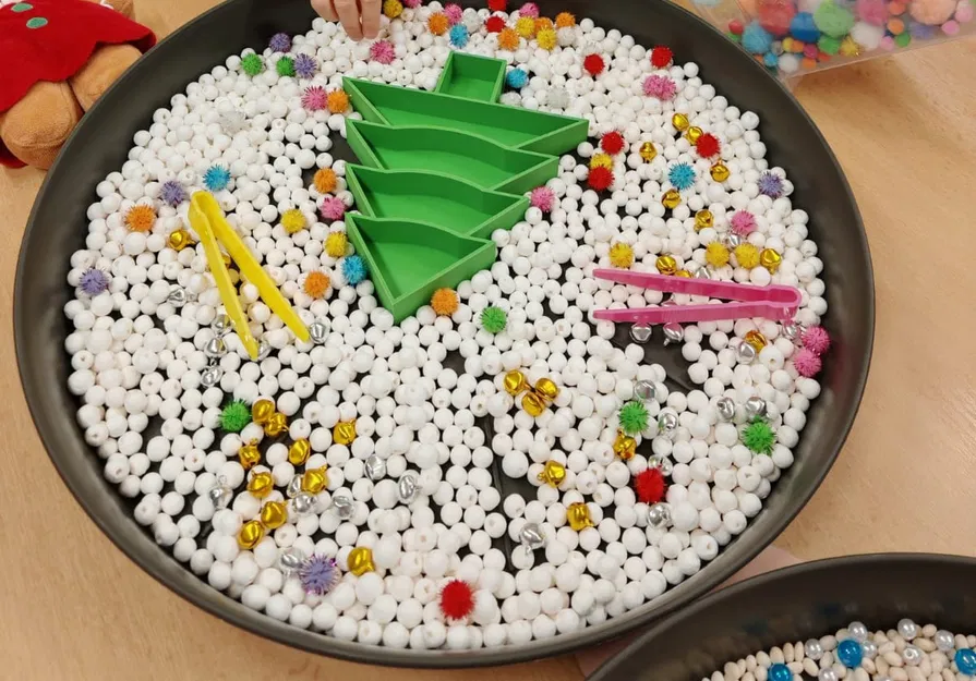 Khay chơi cảm giác hình cây thông cho bé phát triển kỹ năng vận động - Image 1