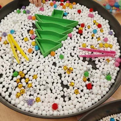 Khay chơi cảm giác hình cây thông cho bé phát triển kỹ năng vận động