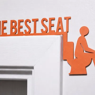 Biển treo cửa nhà vệ sinh The Best Seat hài hước - Mẫu in 3D độc đáo