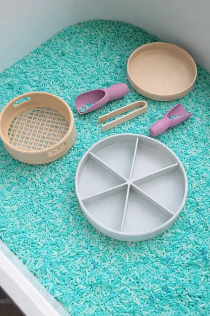 Bộ Dụng Cụ Cảm Giác Montessori – Muỗng Xúc, Rây Lọc, Kẹp Gắp & Đĩa - Image 1