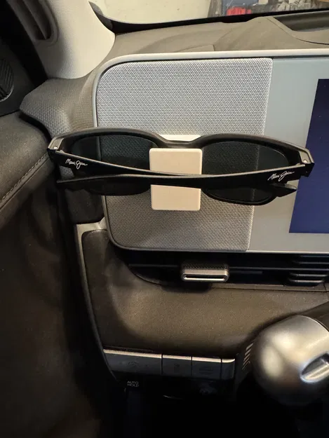 Giá đỡ kính mát hít nam châm cho Ioniq 5 - Image 1