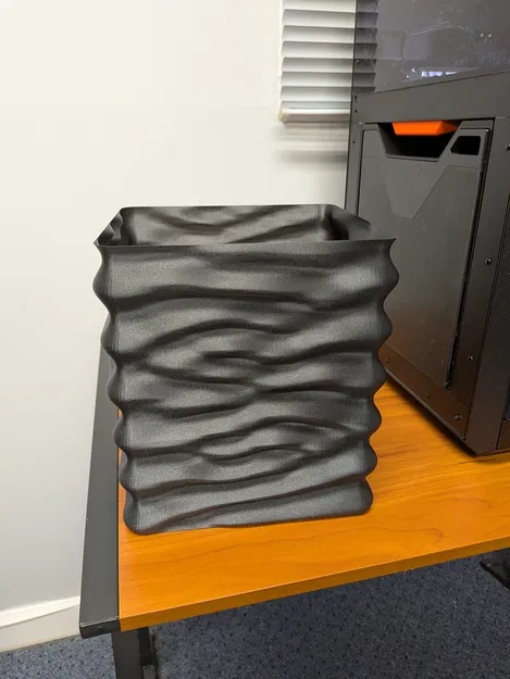 Thùng Rác Vuông Gợn Sóng - Image 1