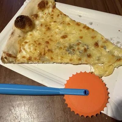 Dụng cụ cắt pizza (Pizza slicer, cutter)