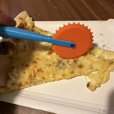 Dụng cụ cắt pizza (Pizza slicer, cutter)