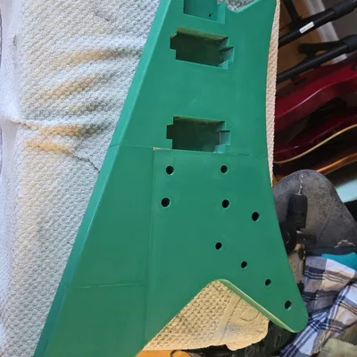 Thân đàn guitar thiết kế kiểu Moderne