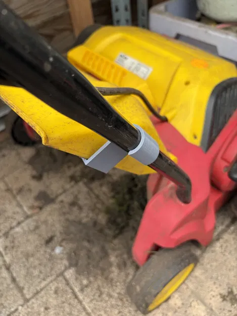 Kẹp giữ nắp xả cho máy sục cỏ Wolf Garten Ambition V303E - Image 1