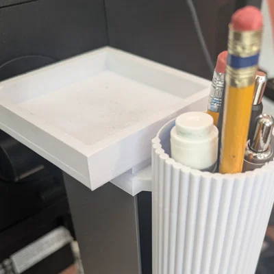 Ống cắm bút gắn cạnh bàn máy tính