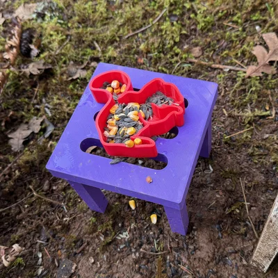 Mô hình khay đựng thức ăn hình chú sóc dễ thương cho sân vườn