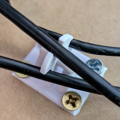 Giá treo và bộ quản lý dây cáp, dây điện gắn tường