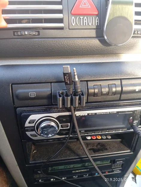 Giá đỡ dây cáp tiện lợi cho xe Skoda Octavia 1 - Image 1