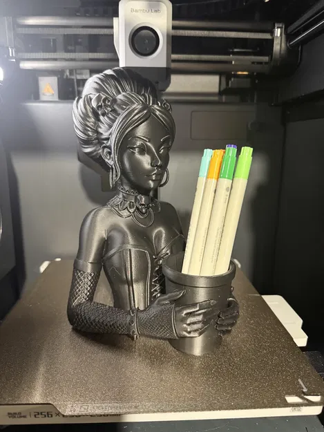 Ống cắm bút tượng nữ Gothic 3D - Phụ kiện bàn làm việc độc đáo - Image 1