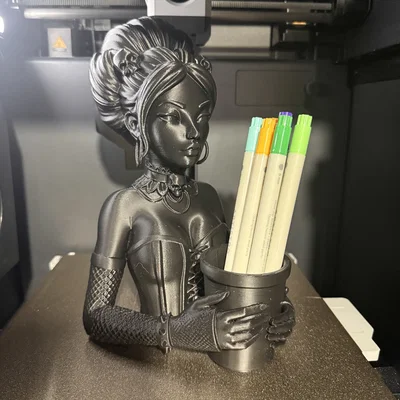 Ống cắm bút tượng nữ Gothic 3D - Phụ kiện bàn làm việc độc đáo